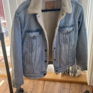Levis jacka till salu  - Jag har använt jackan flertal gånger och nu är det dags för jackan att få en ny ägare.