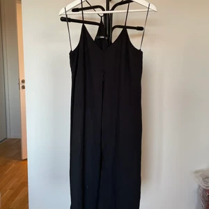 Mesh topp - En festlig topp/linne med en bralette liknande del under bysten och en längre del i meshtyg som går ner till knäna. Frakt tillkommer