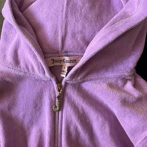 Juicy Couture - Juicy Couture överdel. Färgen syns bäst på första bilden hur den ser ut irl. Är i strl L, men skulle säga att den motsvarar en 36/38. Hänget för dragkedjan är något sliten då några av stenarna har fallit av. Men förutom det är den i fint skick. Har du några frågor så fråga mig via plickmeddeladen. Vid stort intresse blir det budgivning. 💜 