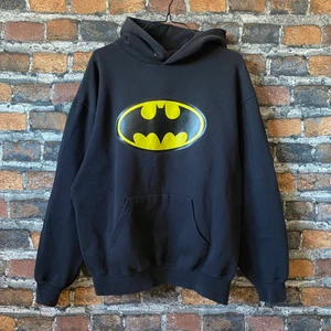 Svart Batman Hoodie - En snygg klassisk Batman luvtröja i storlek M. Oversized fit men lite tightare i hemmen. Skönt bra material. Haft i över 5 år så denna är riktigt tålig. För fler bilder eller mått kontakta mig 😊