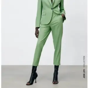 Jättefin grön ankelbyxa från Zara. Köpt sommaren 2021, aldrig använda. Perfekt passform, som en slim kostymbyxa. Kort sido slits vid anklarna. Säljes för 200kr + 66kr spårbar frakt. Totalt 266kr 