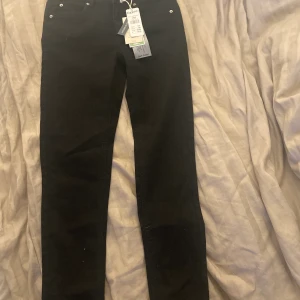 Svarta jeans strl 164 - Helt oanvända jeans. Normala i storleken.