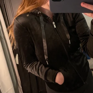 Tröja från Gina  - Säljer denna tröjan från Gina Tricot, oanvänd med lapp kvar i storlek xs. Du står för frakten 🤍