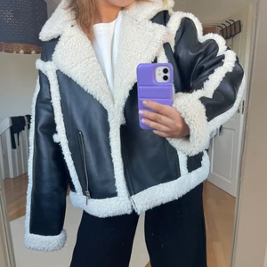 Cami sherling jacket  - Säljer en fin Teddy jacka i fake skin, aldrig använd 💛 Köptes på Gina Tricot för 899:- & är helt slutsåld, säljes för 450 