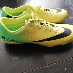 Fotbollsskor  utomhusbruk till salu  - Sparsamt använda sköna inuti finns att hämta i Nyköping finns djur hemma endast kontant betalning 