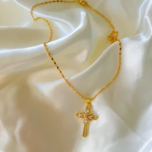 Vintage infinity cross  - Vintage kors Halsband. Pure 18k guldpläterad med cz diamanter. 16INCHES lång. Handgjorda så om ni vill har kedjan längre säg till.