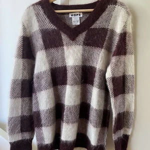 Hope stickad tröja - Hope stickad tröja, i jättebra skick. Skulle säga att storleken är mer som en M. köparen står för frakt 💚 