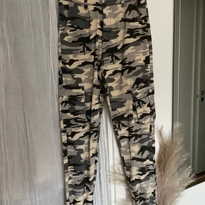 Militär byxor  - Byxor ifrån madlady 