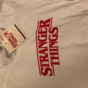 Stranger Things T-shirt - Jättefin Stranger Things T-shirt! Har dubletter av denna så säljer ena 💓 Helt oanvänd, lappen kvar!