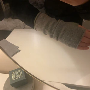 Handledsvärmare - Säljer dessa handledsvärmare från zara som jag köpte för 1,5 år sen men aldrig använt. Köpte för 150 säljer för 50kr.💕