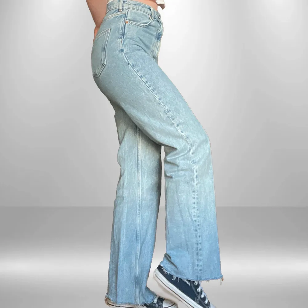 Hej! Säljer dessa jeans, jag är ca172, dom är avklippta och går att klippa mer om det behövs. Fint skicka då jag inte använt dom ofta. Hör gärna av dig om du är intresserad🥰. Jeans & Byxor.