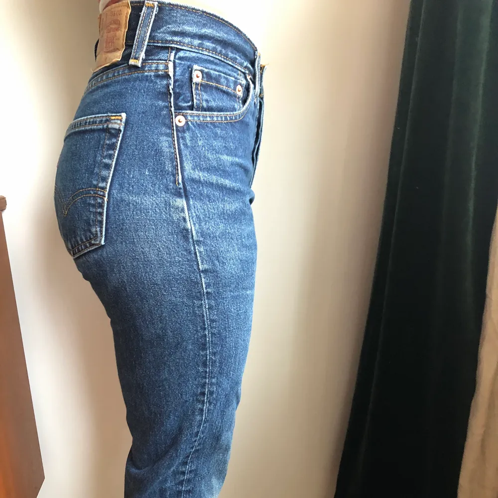Snygga vintage levis jeans i den högmidjade modellen 510. Välanvända men har mycket kvar att ge.   Ganska små för att vara storlek 26, midjemått tvärs över är 34cm och innerbenslängd 73cm.   Säljer då de är lite för små för mig. Jeans & Byxor.