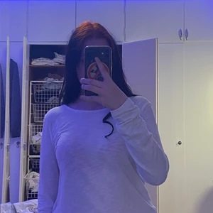 Långärmad vit tröja - Vit långärmad tröja med tål där bak, aldrig använd, lite genomskinlig och luftig riktigt skön