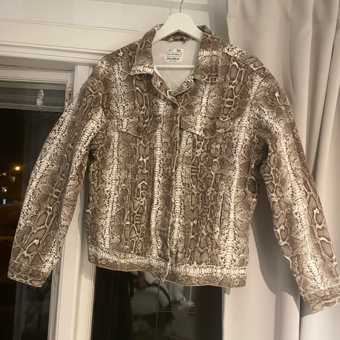 Ormskinns mönstrad jeansjacka.  - 90