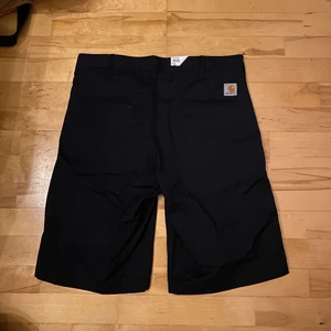carhartt shorts - carhartt shorts helt oanvända med prislapp kvar. i storlek w29 men skulle säga att dem passar till 31 då dem va för stora på mig. köparen står för frakt 💚 