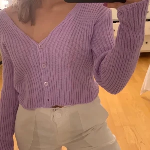 Stickad kofta - Lila stickad tröja med knappar från PLT i storlek S. Den är stretchig i materialet så skulle säga att den passar en XS-M💜