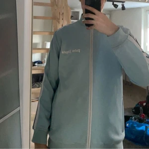 Palm angels tracktop babyblue - Använts rätt mycket, dock i väldigt bra skick(8/10).                 Kan godta trades, men isåfall bra. Jag står för frakten och kan kanske mötas upp beroende på plats osv.  