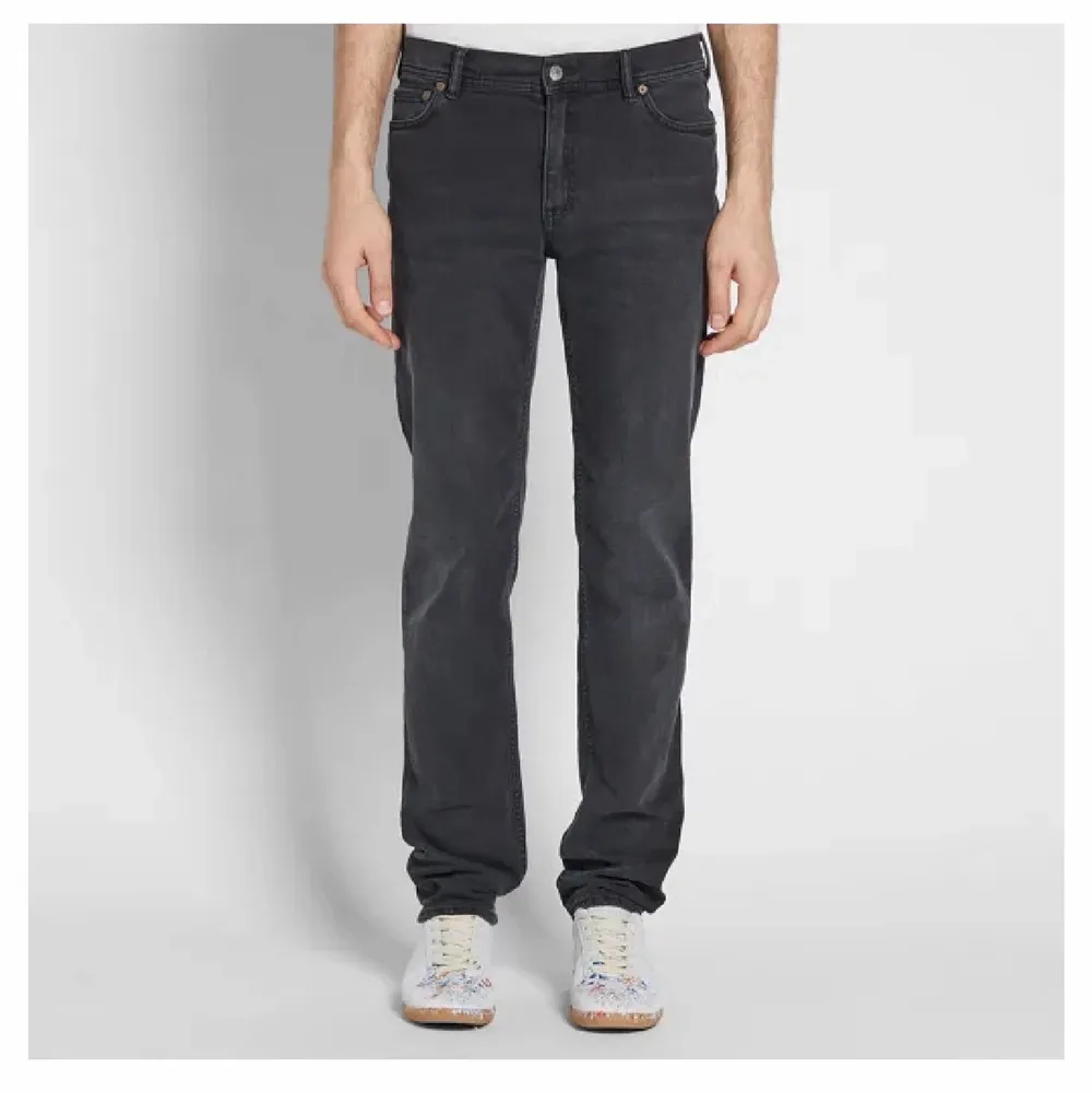 Säljer nu mina mörkgråa acne studios/blå konst jeans i modellen North Used. Midwaist men funkar även som low waist. Strl 28/30 (obs har klippt slits där nere på jeansen) ord pris 2200 kr! . Jeans & Byxor.