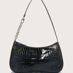 Svart Axelväska 🤍🤍 - säljer denna väskan från shein som är använd få gånger 🤍🤍 säljer då jag har för många väskor !! Bra skick, snygg till sommaren ✨