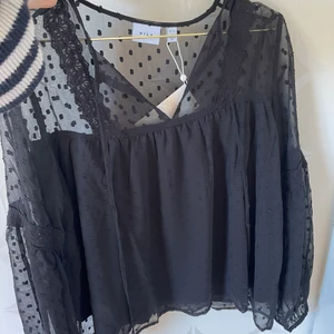 Trendig topp - Säljer denna fina topp från vila då den inte kommit till användning. Alldrig använd helt ny fint skick. Toppen är i storlek 36/S. Köpte den för 350 och säljer den nu för 150kr oanvänd med prislappar kvar.Pris går att diskutera.