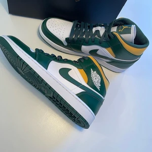 Air Jordan 1 MID Sonics - Storlek 42,5 ALDRIG använda skick 10/10