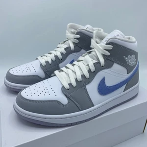 Air Jordan 1 Mid "Wolf grey alluminium" - Original, beställd från leverantörerna. Det finns flera olika storlekar. Skicka endast med post. Om du har några frågor, vänligen skriv till oss.