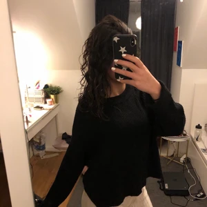 Stickad svart tröja - Säljer denna supersnygga och oanvända tröja från bik bok, den sitter supersnyggt och är oversized så den passar alla från xs- m🤍