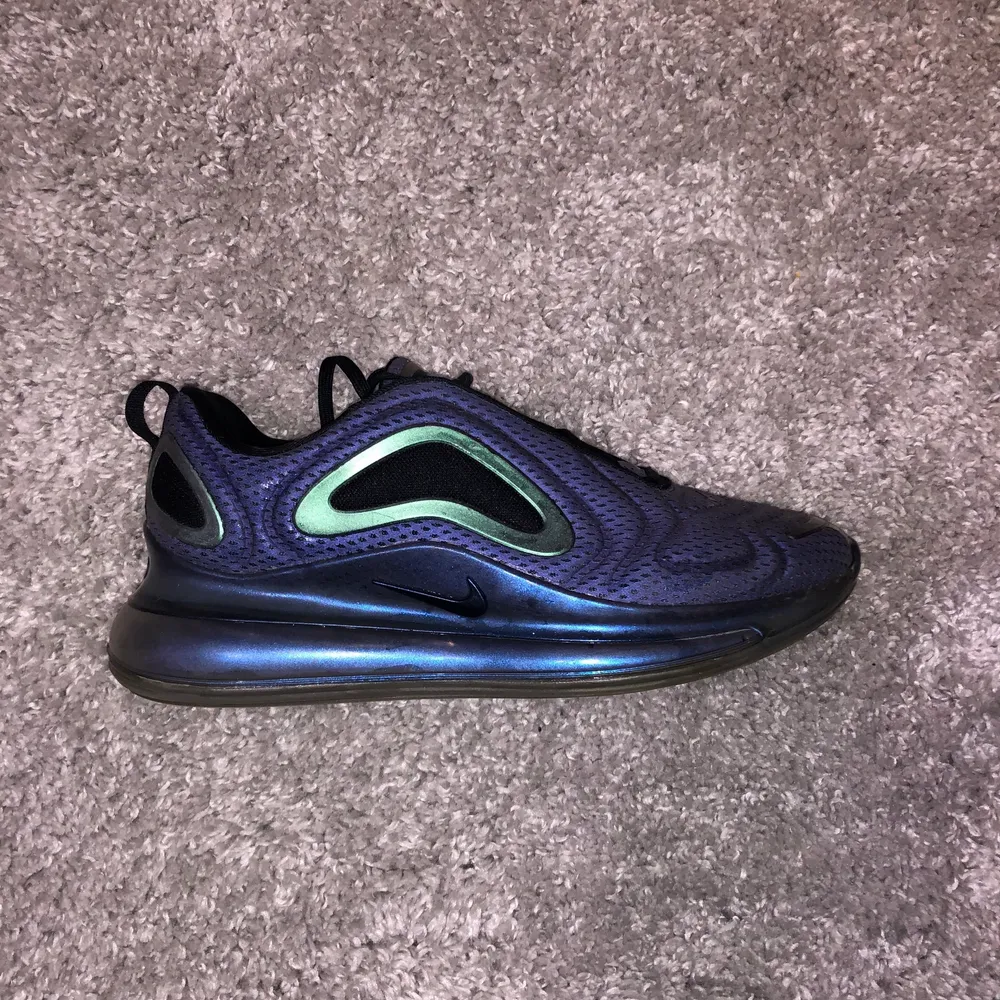 Jag säljer mina Nike air Max 720 i jätte fint sick men använda skriv för mer bilder . Skor.