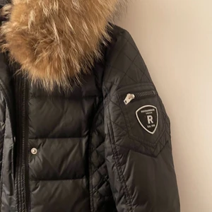 Rock and blue jacka storlek 36 - En välvårdad och hel Rock and blue jacka i storlek 36! Ordinarie pris på jackan är 3800kr och den säljs just nu för 1400kr. Vid snabb försäljning kan priset diskuteras!