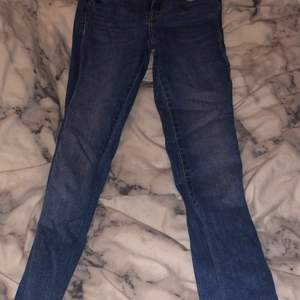 Säljer dessa skinny jeans från Gina tricot i namn Emma. Säljer de för det inte är min stil och att de är för små 