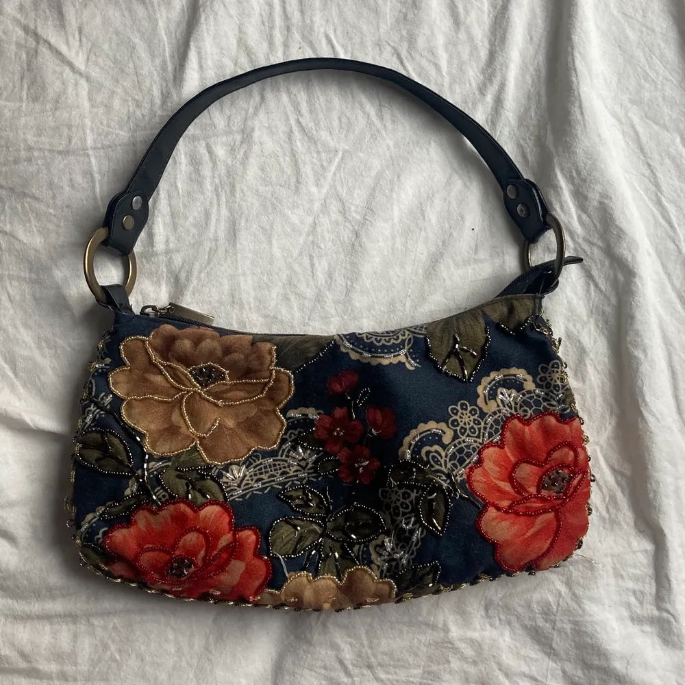 Så himla söt och unik väska med blommor och pärlor på! Den är väldigt rymlig och den är felfri! Har du några frågor skriv!! Frakten blir runt 50-60kr💖. Väskor.