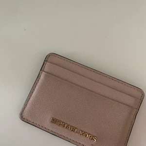 Michael Kors korthållare  - En rosa/beige korthållare från Michael Kors i fint skick! Går att tvätta så ser den ny ut. Givetvis äkta.