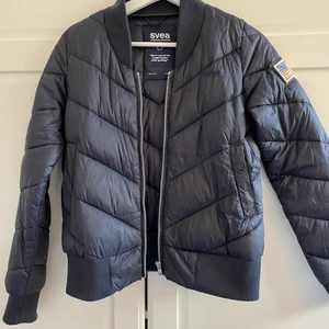 Svea dunjacka  - Marinblå Svea tunnare dunjacka