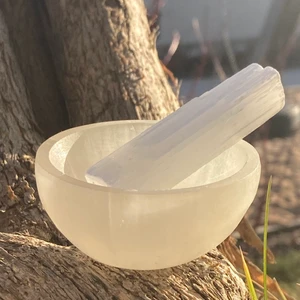 Selinit kristall🤍 - En tumblad selinit skål och en rå selinit stav!🥰 Skålen kostar 95kr och staven 35kr❤️          Frakt skålen: 45kr                                              Frakt staven: 14-26kr