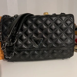 Guess väska - Väska från guess. Aldrig använd! Köpte i guess affären för ca 1-2 år sen men kom alddig till användning. Originalpris var runt 1000kr. 