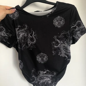 T-shirt med öppen rygg - Cool t-shirt med knytning i öppen rygg. Aldrig använd