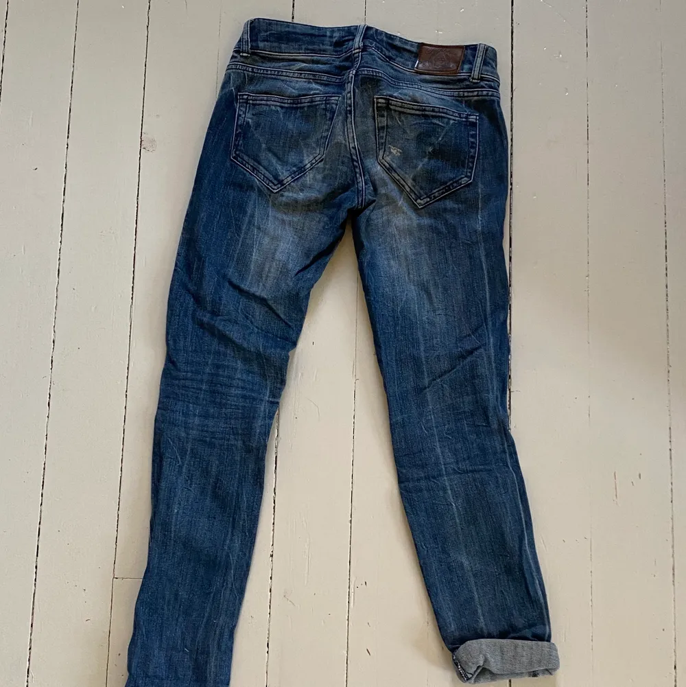 Snygga jeans med slitningar. Hör av dig om du önskar fler bilder på plagget💕 köparen står för frakten. Jeans & Byxor.