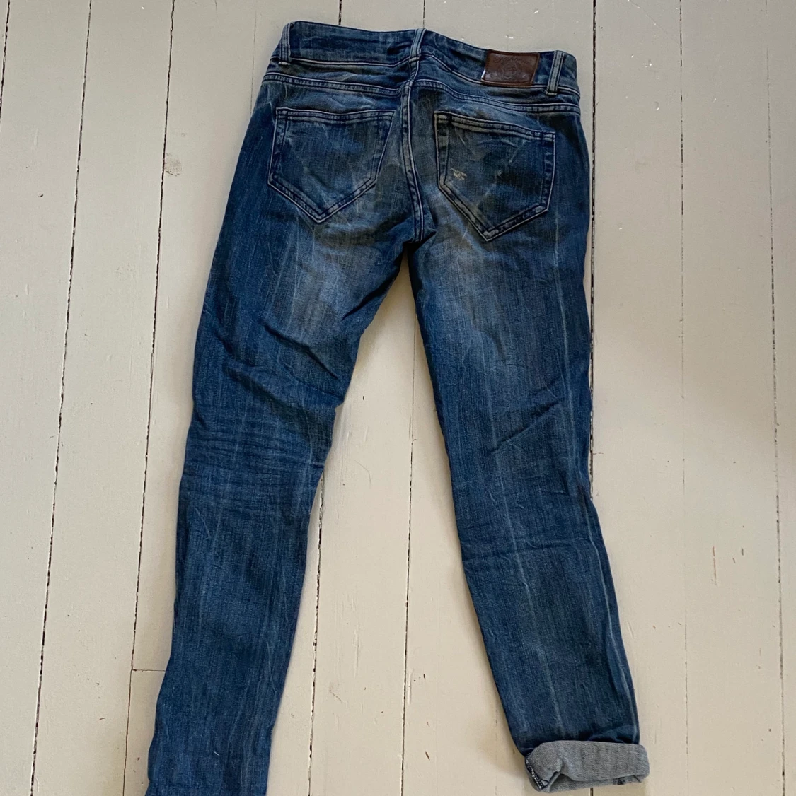 Mörka jeans med slitningar - 90