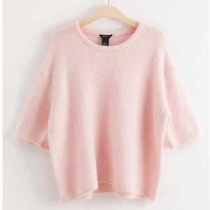 Tröja - Såå gosig kortärmad stickad tröja i ullblandning från lindex, perfekt till sena sommarkvällar💗 helt oanvänd, storlek m men sitter snyggt oversize på mig som vanligtvis är xs/s💕 passformen är som på tredje bilden bara att den jag säljer är rosa, INTE grå! nypriset var 500
