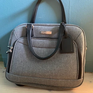 Väska anpassad för flygning  - Säljer min väska som jag fick som gåva för flera år sedan, den är anpassad för att sätta på en resväska när man flyger och har ett fack för en dator. Hör av för mer detaljer 