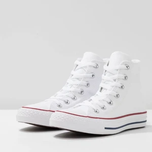 Converse - Säljer mina vita converse som jag köpte i somras. Använda en gång ett kort tag och är i väldigt fint skick. Bilderna är lånade men kan skicka egna bilder om det behövs. Köpta för 800kr och säljer för 650kr hör av er om prisförslag