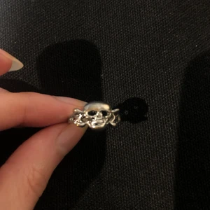 Dödskalle ring  - Har ingen aning vart den är från men använde den mycket när ja var yngre, den har blivit lite rosa genom tiderna. (Ovanför ögat och runt käken på första bilden) annars är den jättefin, motivet är en dödskalle så ju rostig den blir ju bättre. Köparen står för frakten. Ps Jag vet inte storleken på ringen tyvärr