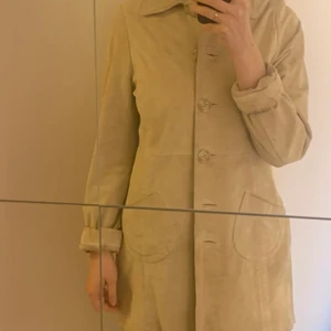 Ljus vårkappa i mocka  - Ljus beige kappa i mocka