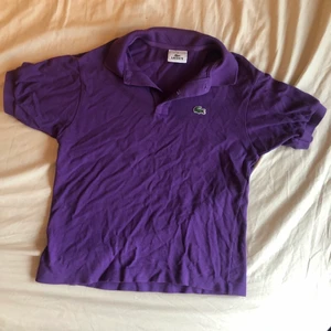 Piké  - Så söt lila piké Lacoste tröja. Är i barnstorlek 10, men skulle säga att den passar xs-s <3 Super snygg ti våren. Frakt 51kr