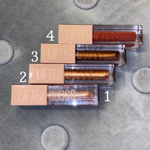 Maybelline lipgloss - Säljer 4 olika lipgloss i färgerna ( se bild ) pris: 50kr/st (1 och 4 är sålda❤️)