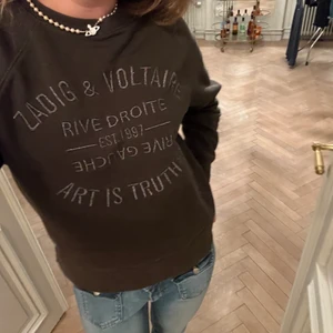 Zadig tröja - Snyggaste tröjan från Zadig&Voltaire! Sitter lite owersized o snyggt! Köpt i Sthlm☺️☺️den är i nyskick! Köpt för 1800 kr