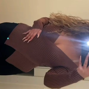 Brun tröja  - En oanvänd brun tröja från SHEIN i storlek S. Köpt för 189kr. Väldigt skönt och värnade material på tyget som inte sticks som många stickade tröjor i vanliga fall gör.  Vid snabb affär kan pris diskuteras 