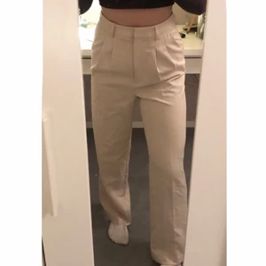 Ljusa kostymbyxor från bikbok - Säljer ett par oanvända kostymbyxor från Bikbok i storleken 36. 50kr + frakt 😙🙈