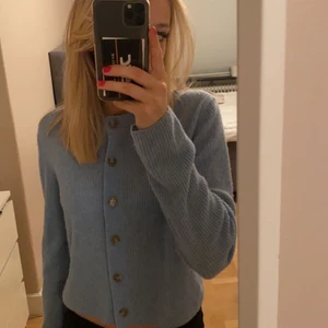 Stickad kofta från other stories - Super fin kofta från other stories i jätte bra skick! Jag säljer denna eftersom jag tyvärr inte använder min sp mycket av färgen! Men den har vart en stor favorit 👏🏻köparen står för frakt