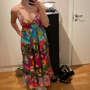 Blommig sommarklänning  - En superfin blommig långklänning. Påminner om desigual men kommer från märket Platinum. Köpt secondhand. Jag är 167 cm för referens. Pasar S eller en mindre M